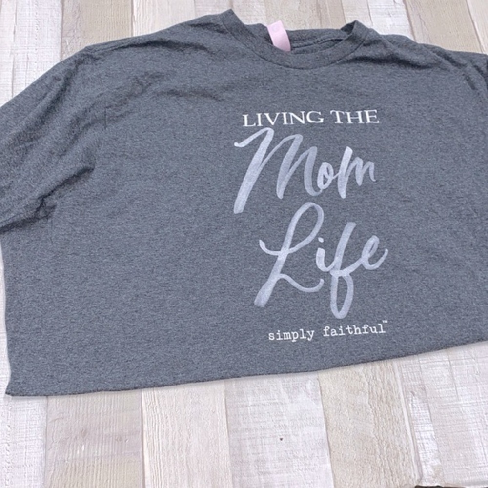 Living the Mom Life grey T-shirt size large - Picture 3 of 7